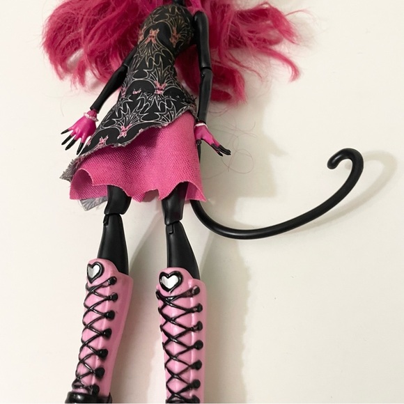Monster High Catty Noir Doll - Picture 4 of 16
